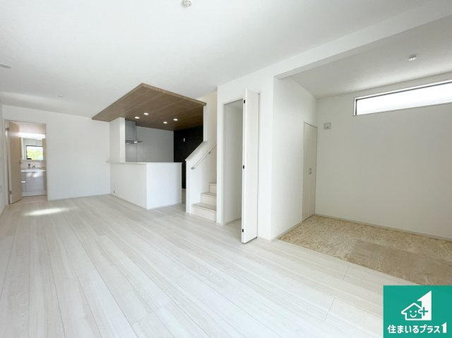 茨木市鮎川　新築一戸建ての居間・リビング|日当たり良好の明るいリビングで朝の目覚めもスッキリできそう！対面キッチンでご家族のコミュニケーションも自然と増える設計！小さなお子様が遊ぶスペースを作っても広々とくつろげるLDK！