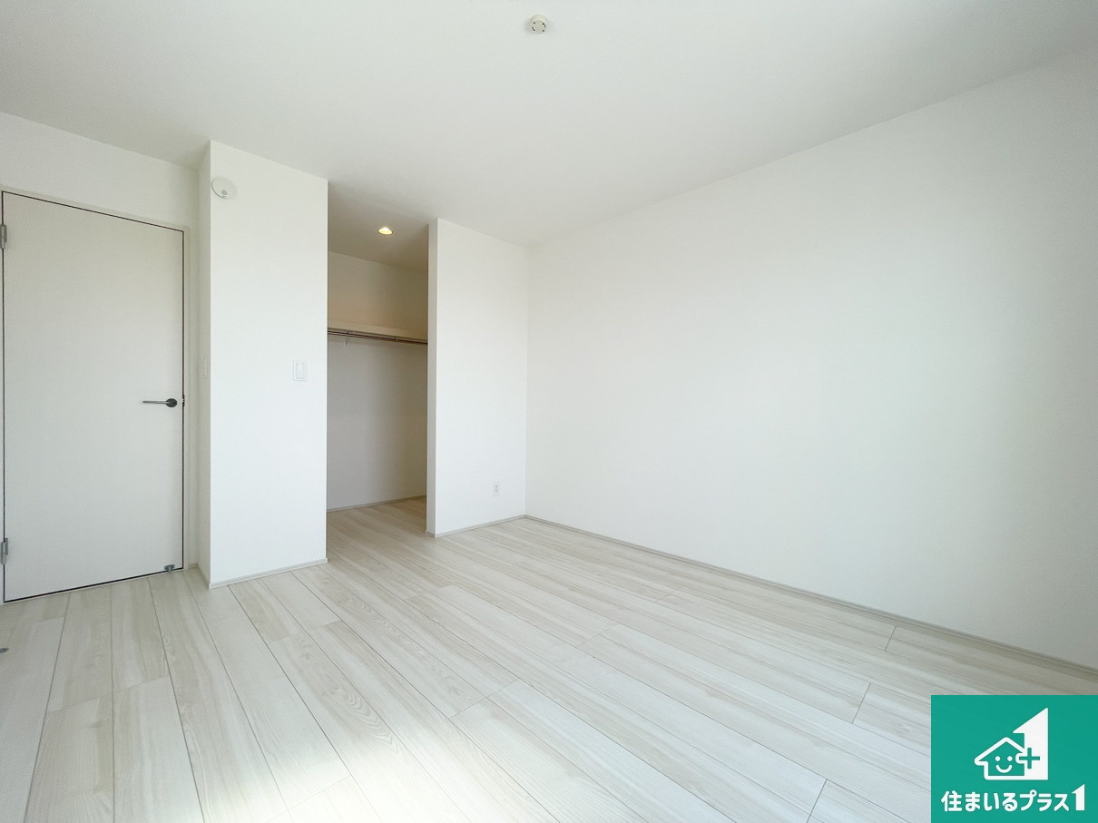 茨木市鮎川　新築一戸建ての洋室|シンプルな洋室は、自分好みのインテリアが楽しめます♪ご家族とインテリアや家具を選びに行くのは新築購入時の醍醐味の一つです。ぜひお楽しみください♪