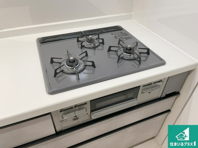 茨木市鮎川　新築一戸建ての設備|ダブル高火力Ｓｉセンサー付きコンロ！３口あるので、まとめて料理をする時も大活躍！