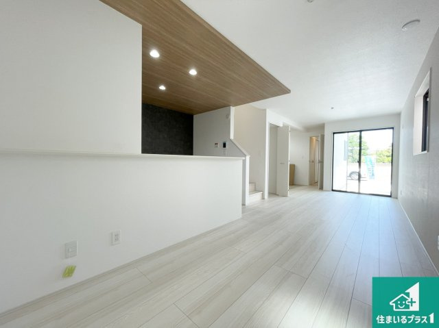 茨木市鮎川　新築一戸建ての居間・リビング|子供を見守りながらお料理が出来るため家族のコミュニケーションか増えます♪スペースが広く確保されている為お子様が大きくなったときは一緒に料理を楽しめます♪