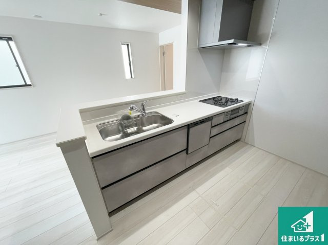 茨木市鮎川　新築一戸建てのキッチン|リビングと統一感があり、使い勝手のいいキッチン。広々としているので、二人並んで作業が出来ちゃいます。お子様と一緒に色々なお料理に挑戦できるスペースがあります。