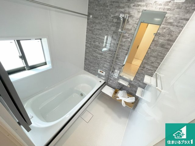 茨木市鮎川　新築一戸建ての浴室|足をゆったり伸ばして寛げる浴槽です。窓が設けられていますので差し込む光が明るく穏やかな雰囲気にしてくれます♪浴室乾燥機も設置しているので、雨の日の洗濯物も安心です♪