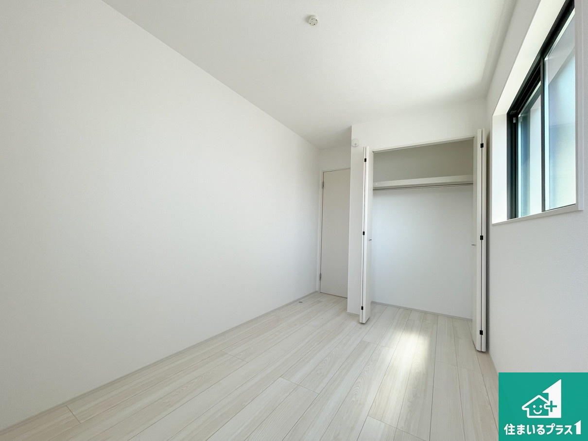 茨木市鮎川　新築一戸建ての洋室|寝室は心地よい眠りについてもらいたくて、シンプルかつ開放的な空間な設計にしています！大きな窓から差し込む日が心地いいです♪