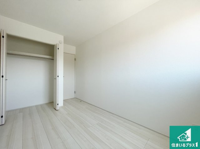 茨木市鮎川　新築一戸建ての洋室|収納スペースが充実しているので子供の成長に合わせてたくさん収納ができます！家族構成に合わせた様々な活用ができる収納！