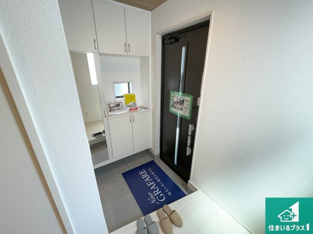 茨木市鮎川　新築一戸建ての玄関|シューズボックスにはたくさんの靴が収納できるので玄関周りはいつもスッキリ！ご家族が増えても安心！