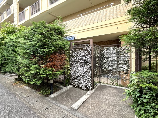 グランシティたまプラーザⅠのバルコニー|専用庭には2台分のプライベート自転車置き場がございます