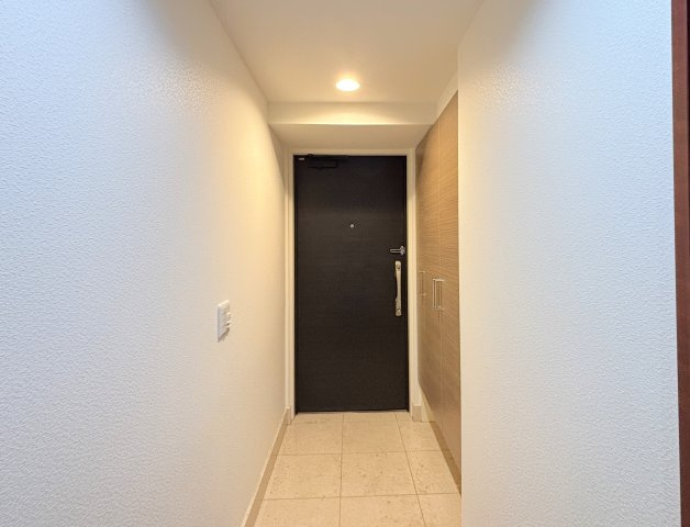 グランシティたまプラーザⅠの玄関|ダブルロックの玄関なのでセキュリティ面も安心ですね