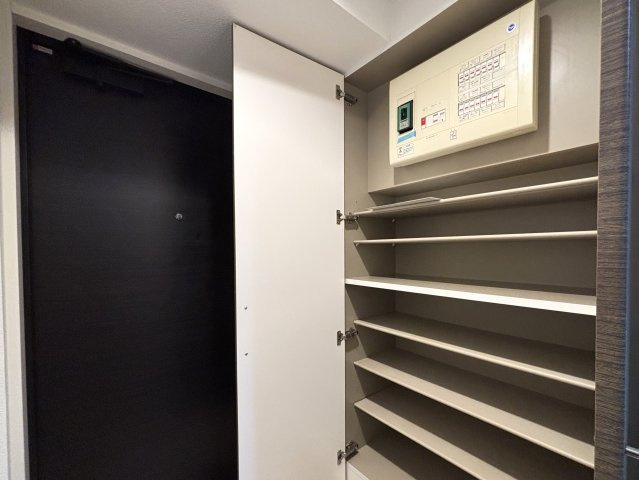 グランシティたまプラーザⅠの収納|玄関収納：棚板の高さを変更できるので、ヒールの高い靴も問題なく収納できます