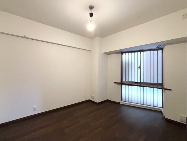 グランシティたまプラーザⅠの洋室|【洋室：6.5帖】三角の出窓が可愛らしいです☆ちょっとしたインテリアを飾っても良いですね！