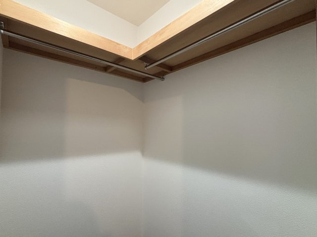 グランシティたまプラーザⅠの収納|【洋室：6.5帖】ハンガーパーイプ上部にも収納スペースを完備。奥行きもあるので、整理整頓に重宝します！