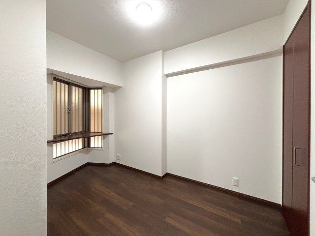 グランシティたまプラーザⅠの洋室|【洋室：5.0帖】三角の出窓が可愛らしいです☆ちょっとしたインテリアを飾っても良いですね！