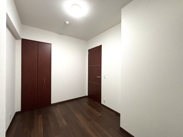 グランシティたまプラーザⅠの洋室|【洋室：5.0帖】落ち着いた色味のフローリングです。高めの天井も◎