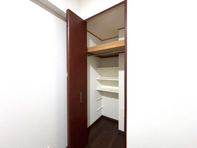 グランシティたまプラーザⅠの収納|【洋室：5.0帖】奥行きのあるクローゼットは背面が棚板付きの物入となっていおります