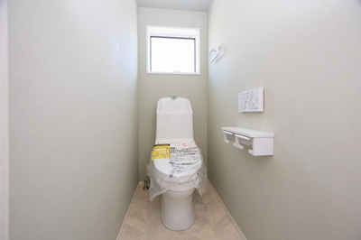 【トイレ】 | PEAKS下関市山の田中央（６号地）♪仲介手数料無料物件♪ | 洗浄付き、暖房付き便座が魅力的。毎日使用する場所だから、清潔な空間であって頂けるよう配慮しました。