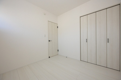 【洋室】 | PEAKS下関市山の田中央（６号地）♪仲介手数料無料物件♪ | 沢山の陽の光が入る明るい室内。収納たっぷりなのでお荷物の多いご家庭でもすっきりと収納出来ます。