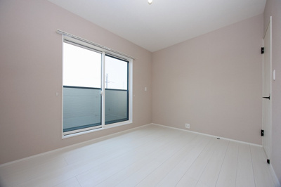 【洋室】 | PEAKS下関市山の田中央（６号地）♪仲介手数料無料物件♪ | 明るさを基調とした部屋は、光を反射するので部屋を明るく美しく見せる効果もあります。
