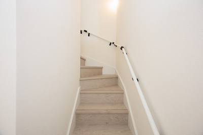 【設備】 | PEAKS下関市山の田中央（６号地）♪仲介手数料無料物件♪ | 小さいお子様やシニアのいらっしゃるご家庭の転倒や転落などのリスクを回避する為に、手すりが設置され安心です。