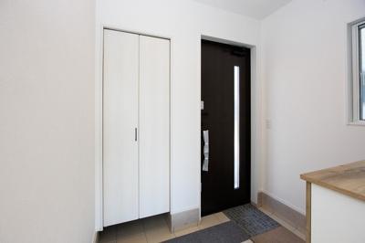 【玄関】 | PEAKS下関市山の田中央（６号地）♪仲介手数料無料物件♪ | たくさんある靴もすべて収納して頂け、玄関をスッキリ綺麗な空間にまとめます。


