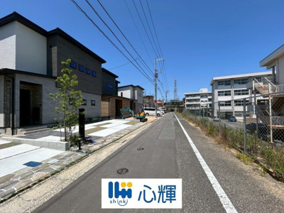 【前面道路含む現地写真】 | PEAKS下関市山の田中央（６号地）♪仲介手数料無料物件♪ | コミュニティー以外の方々の出入りも少なく、お車の出し入れも楽々です。
