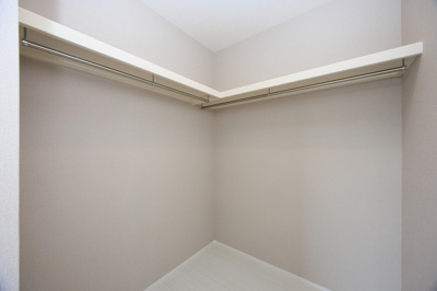 【収納】 | PEAKS下関市山の田中央（６号地）♪仲介手数料無料物件♪ | ウォークインクローゼットは、衣類やかばんなどをまとめて収納出来ます。
