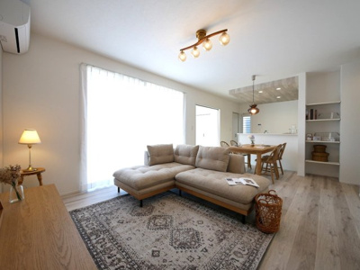 【居間・リビング】 | PEAKS下関市山の田中央（６号地）♪仲介手数料無料物件♪ | 降り注ぐ陽光をいっぱいに浴び、メインライトと共に室内全体が明るい・開放感のあるＬＤＫ。