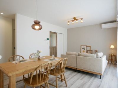 【居間・リビング】 | PEAKS下関市山の田中央（６号地）♪仲介手数料無料物件♪ | 家族が集う開放的な自由空間。季節ごとに壁飾りや家具の配置を変えて楽しんでみるのはいかがですか。









