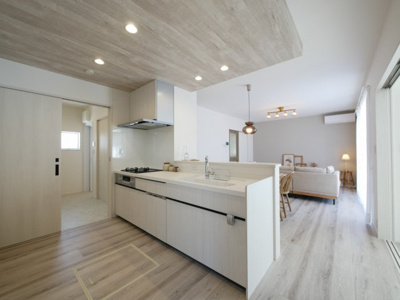 【キッチン】 | PEAKS下関市山の田中央（６号地）♪仲介手数料無料物件♪ | ご家族との会話を楽しみながら家事が出来る対面キッチン。バックスペースは充分な広さを確保しています。