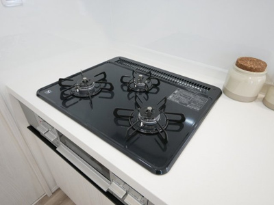 【キッチン】 | PEAKS下関市山の田中央（６号地）♪仲介手数料無料物件♪ | 都市ガス用コンロです。汚れをサッとふき取れる天板を採用。お掃除も簡単です。