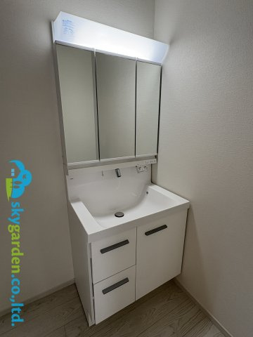 藤沢市善行坂1期　新築戸建　全3棟2号棟の独立洗面台|独立洗面台、小物を置くことができて便利です