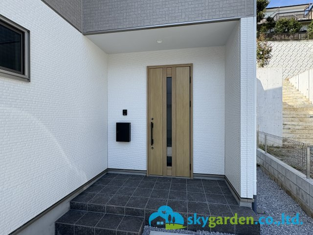 藤沢市善行坂1期　新築戸建　全3棟2号棟の玄関|玄関前の様子