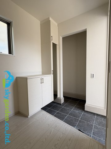 藤沢市善行坂1期　新築戸建　全3棟2号棟の玄関|玄関内です