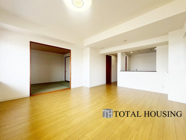 【居間・リビング】 | ヴェルビュ福住 | 来客の際には、LDKと和室の間の扉を開けることで、開放感あふれる空間に！
どちらの居室にも大きな窓がある為、リビング全体が明るい陽光に包まれます。