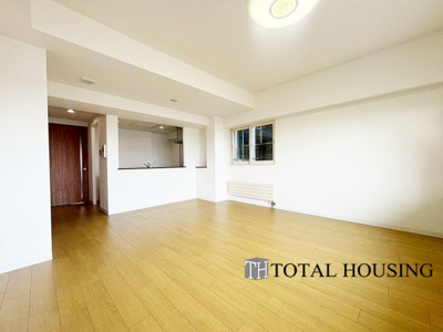 【居間・リビング】 | ヴェルビュ福住 | 導線もしっかりと取れている間取りなので、ダイニングテーブルやソファー、ローテーブルなどの家具もしっかりと配置できます。ゆったりとした広さの空間でご家族だんらんの時間をお過ごしください。