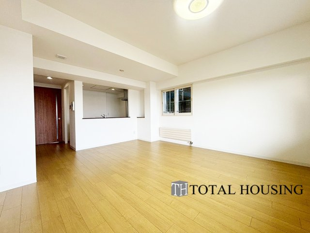 【居間・リビング】 | ヴェルビュ福住 | 導線もしっかりと取れている間取りなので、ダイニングテーブルやソファー、ローテーブルなどの家具もしっかりと配置できます。ゆったりとした広さの空間でご家族だんらんの時間をお過ごしください。