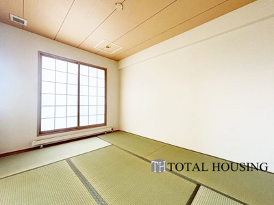 【和室】 | ヴェルビュ福住 | 和室　約6.1帖
LDKと隣接した和室でリビングから目が届く場所なので、お子様の遊び部屋・お昼寝スペースとして使うのもオススメです♪