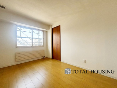 【洋室】 | ヴェルビュ福住 | 洋室　約6.0帖
大きな窓からたっぷりの日差しが降り注ぐ明るい室内です。気持ちの良い朝日を受けて、目覚めの良い健康的な朝を迎えられそうです。