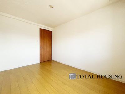 【洋室】 | ヴェルビュ福住 | 洋室　約6.0帖
家族一人ひとりの大切なプライベート空間。趣味に合わせて使って頂けるようシンプルに仕上げてあります。暮らし心地を大きく左右する収納を、適材適所に配置し使い勝手を考慮しました。