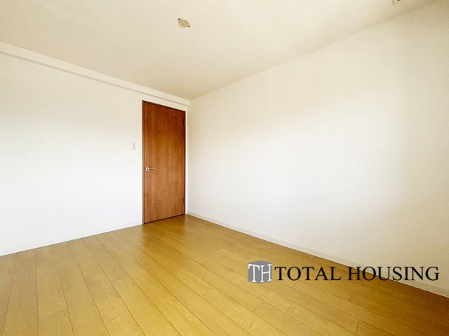 【洋室】 | ヴェルビュ福住 | 洋室　約6.0帖
家族一人ひとりの大切なプライベート空間。趣味に合わせて使って頂けるようシンプルに仕上げてあります。暮らし心地を大きく左右する収納を、適材適所に配置し使い勝手を考慮しました。