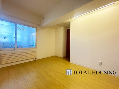 【洋室】 | ヴェルビュ福住 | 洋室　約6.7帖
広々とした居住空間は日々の暮らしを彩り、心のやすらぎと満足感を与えてくれます。通風と採光を考慮した設計は子供たちはのびのび育ち、家族でくつろぎと団らんを生み出します。