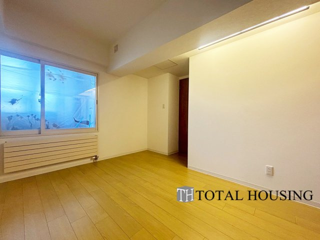 【洋室】 | ヴェルビュ福住 | 洋室　約6.7帖
広々とした居住空間は日々の暮らしを彩り、心のやすらぎと満足感を与えてくれます。通風と採光を考慮した設計は子供たちはのびのび育ち、家族でくつろぎと団らんを生み出します。