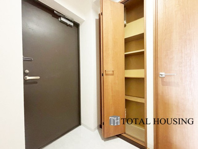 【玄関】 | ヴェルビュ福住 | 住まう人も来客も入った時にワクワクさせてくれるオシャレな玄関♪
収納もたっぷりあるので、靴がたくさんあっても安心！
気持ちの良い朝は、毎日ここからスタートしていきます♪