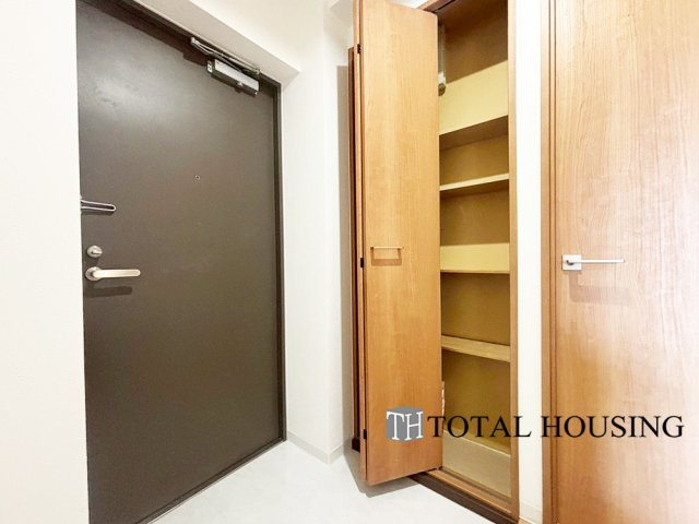 【玄関】 | ヴェルビュ福住 | 住まう人も来客も入った時にワクワクさせてくれるオシャレな玄関♪
収納もたっぷりあるので、靴がたくさんあっても安心！
気持ちの良い朝は、毎日ここからスタートしていきます♪