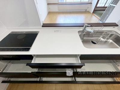 【キッチン】 | ヴェルビュ福住 | リビングを見渡せる対面式システムキッチン。掃除のしやすいIHコンロと使い勝手の良いキッチンです。