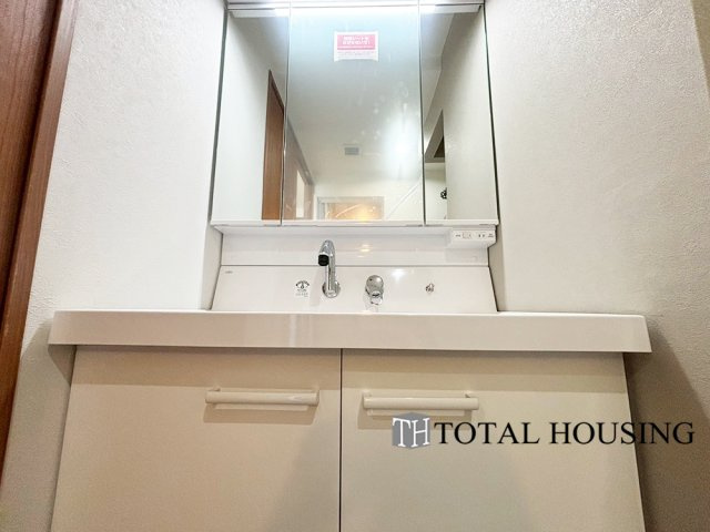 【独立洗面台】 | ヴェルビュ福住 | 一日の始まりの朝、歯磨きをしたりメイクや髪をセットしたり・・・使いやすさが考えられた3面鏡です♪シャワー付水栓で洗面台でのシャンプーや毎日の掃除に大変便利ですね♪