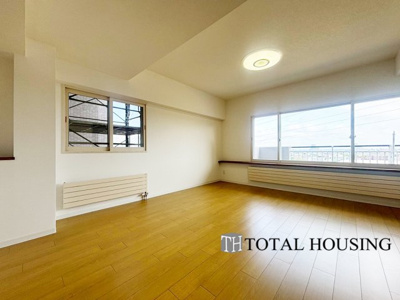 【居間・リビング】 | ヴェルビュ福住 | 室内にいても、たっぷりの陽光と爽やかな風を感じて頂ける、開放感あふれるリビングです。
ご家族と穏やかに過ごす、心地の良い時間が流れます。