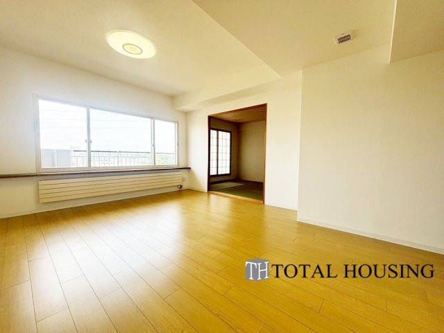 【居間・リビング】 | ヴェルビュ福住 | オープンでのびやかな空間を生み出す、こだわりの広がりとゆとり。家族と過ごす時間を大切にしたい方にぴったりの明るくゆとりある住空間です。南東側の窓からの日差しがリビングの隅々までしっかりと届きます！