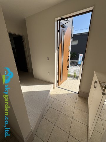 藤沢市善行坂1期　新築戸建　全3棟3号棟の玄関|明るい玄関です