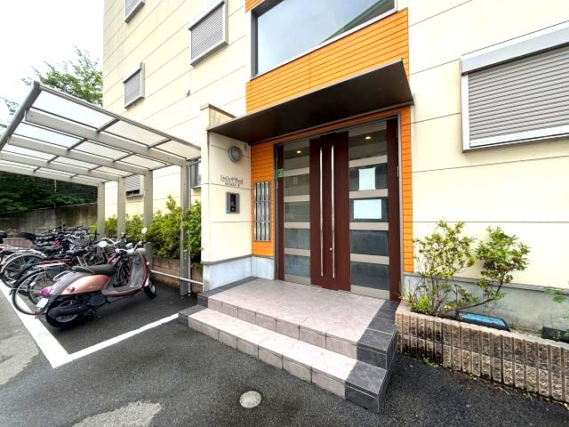 ステラウッド野中Ⅱのエントランス