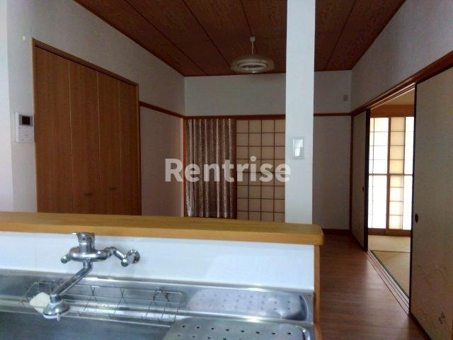 尾崎町貸家の洗面所