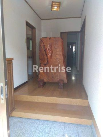 尾崎町貸家のエントランス